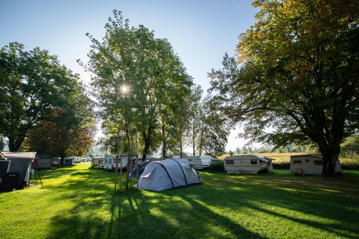 Der Campingplatz Auslikon muss schliessen. Zeltklub Zürichsee-Oberland Präsident Willi Wohlgemuth auf dem Campingplatz.
